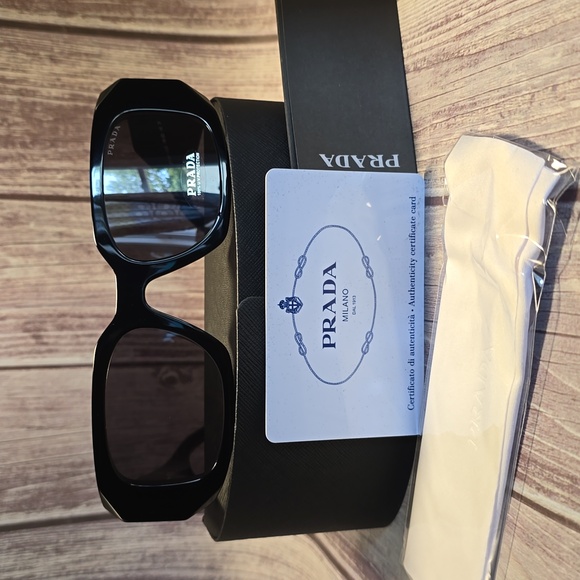 New- PRADA Sunglasses SPR 17W-F Black 50[]20** - Picture 1 of 6